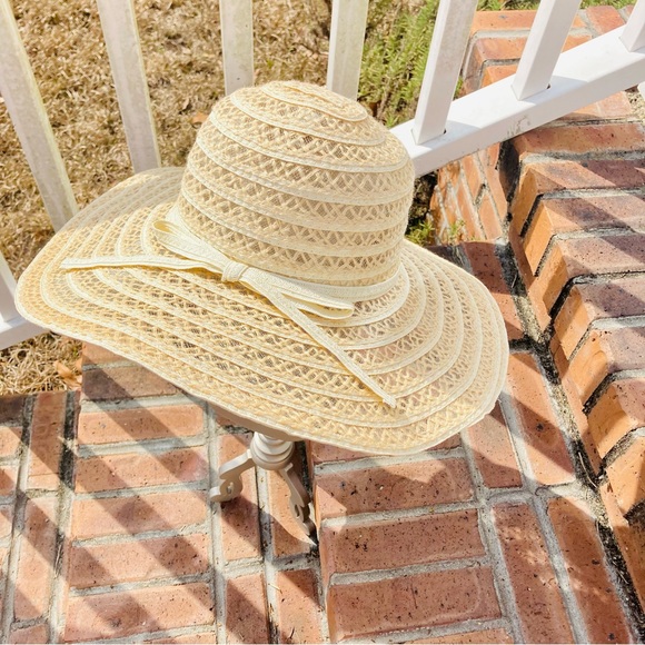 NWOT BEVER WORN GORGEOUS CREAM WIDE BRIM SUMMER SUN HAT - Picture 5 of 5